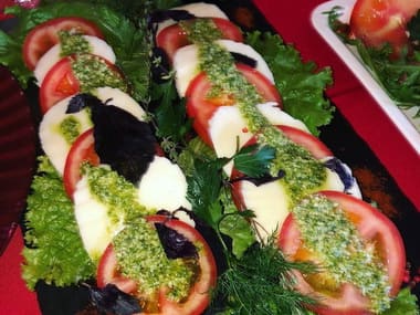 Блюдо Салат капрезе с томатами и моцареллой